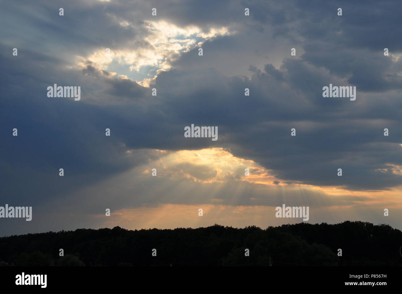 Sonnenuntergang mit Wolken, Wetter, Himmel. Stockfoto