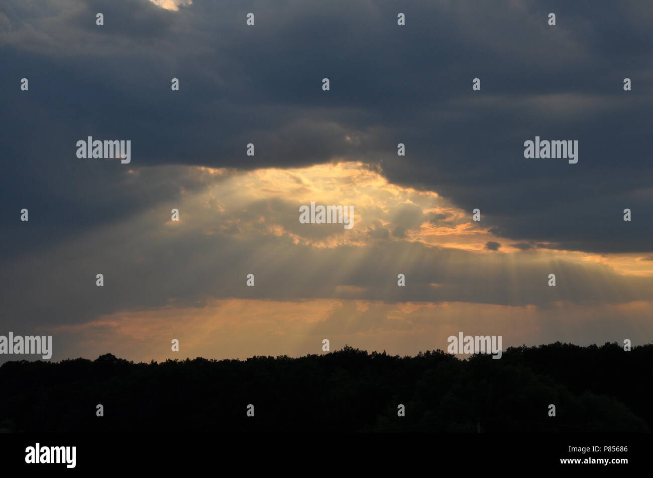 Sonnenuntergang mit Wolken, Wetter, Himmel. Stockfoto