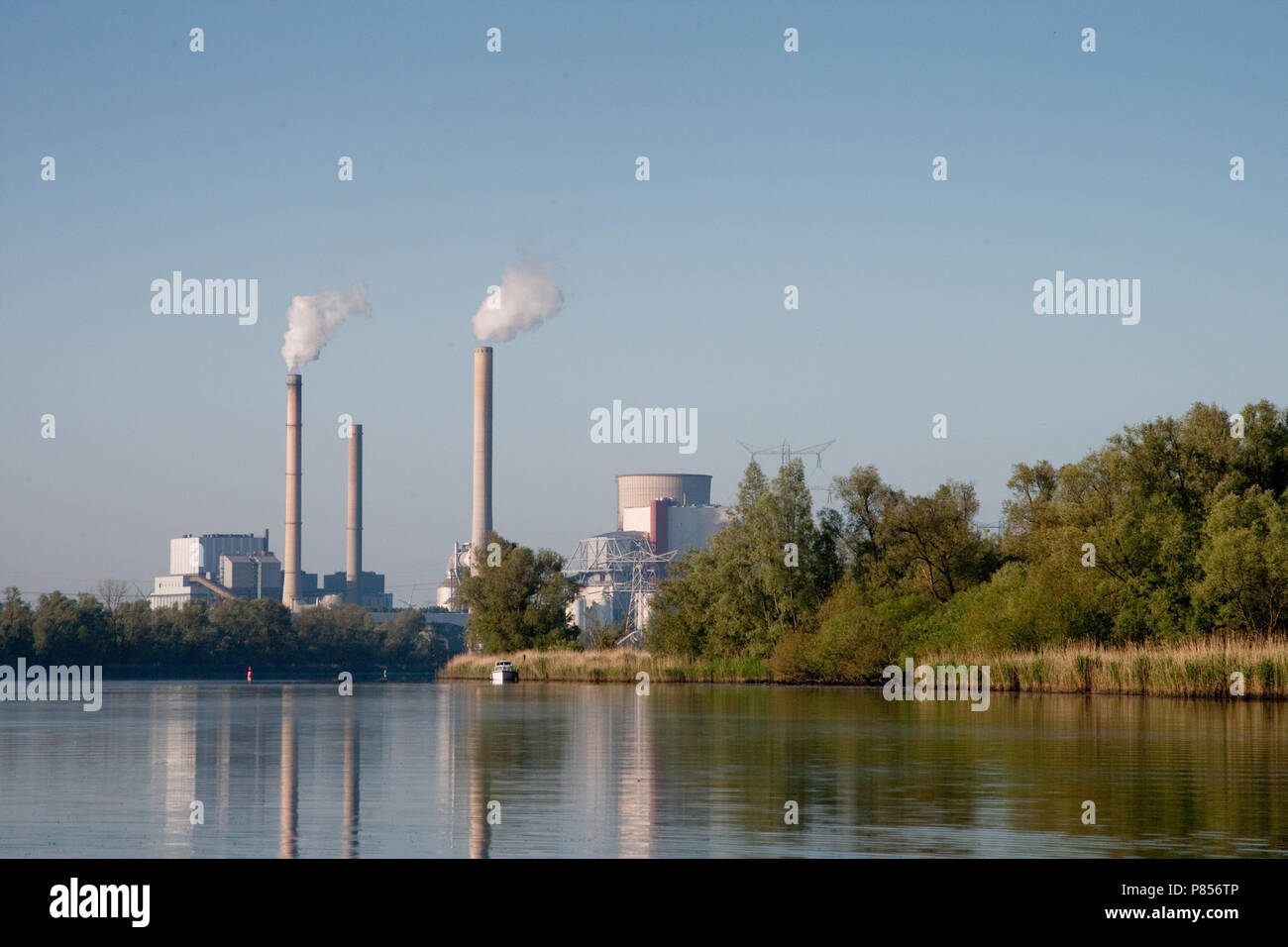 Industrie near De Brabantse Biesbosch; Industrie in der Nähe des Brabantse Biesbosch Stockfoto