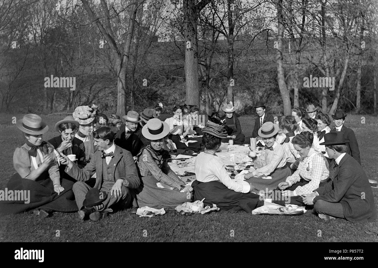 Eine große Familie Gruppe eine Picknick, Ca. 1905. Stockfoto