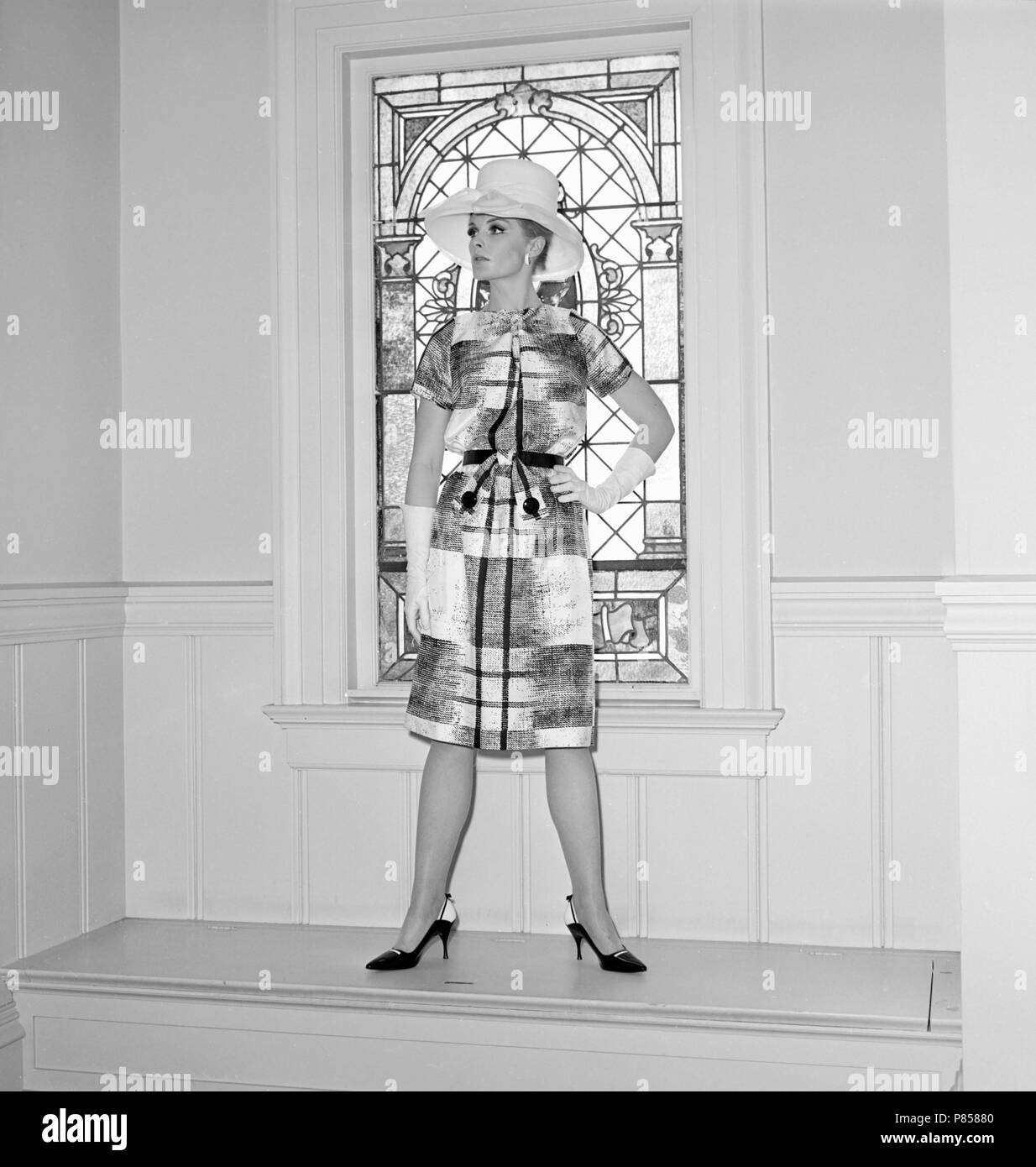 Mode-modell stellt in einer Kirche, Ca. 1965. Stockfoto