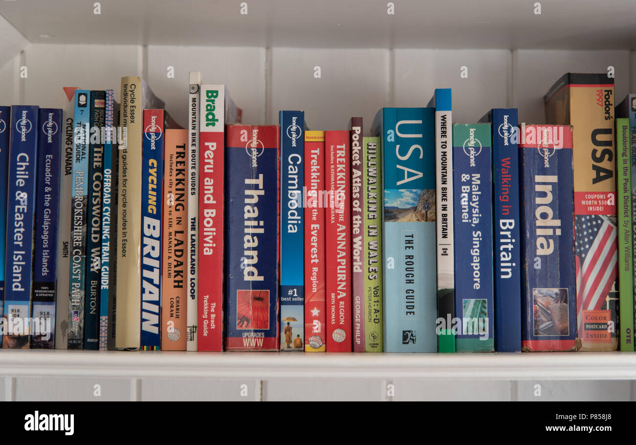 Verschiedene Reiseführer auf einem Bücherregal Stockfoto