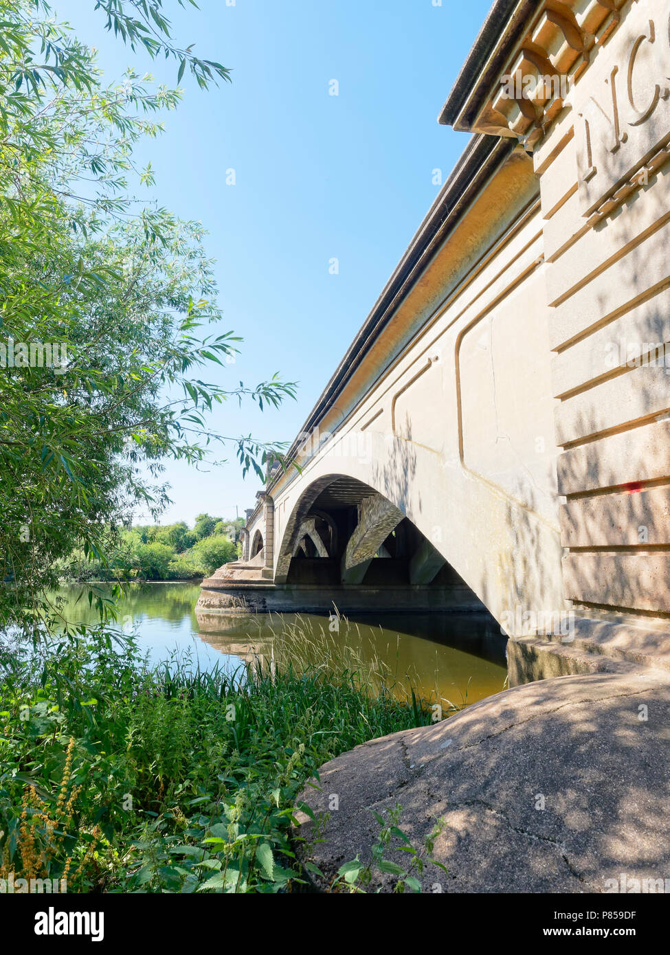 An der Seite von gunthorpe Brücke, in Nottinghamshire, mit Blick über den Fluss Trent Stockfoto