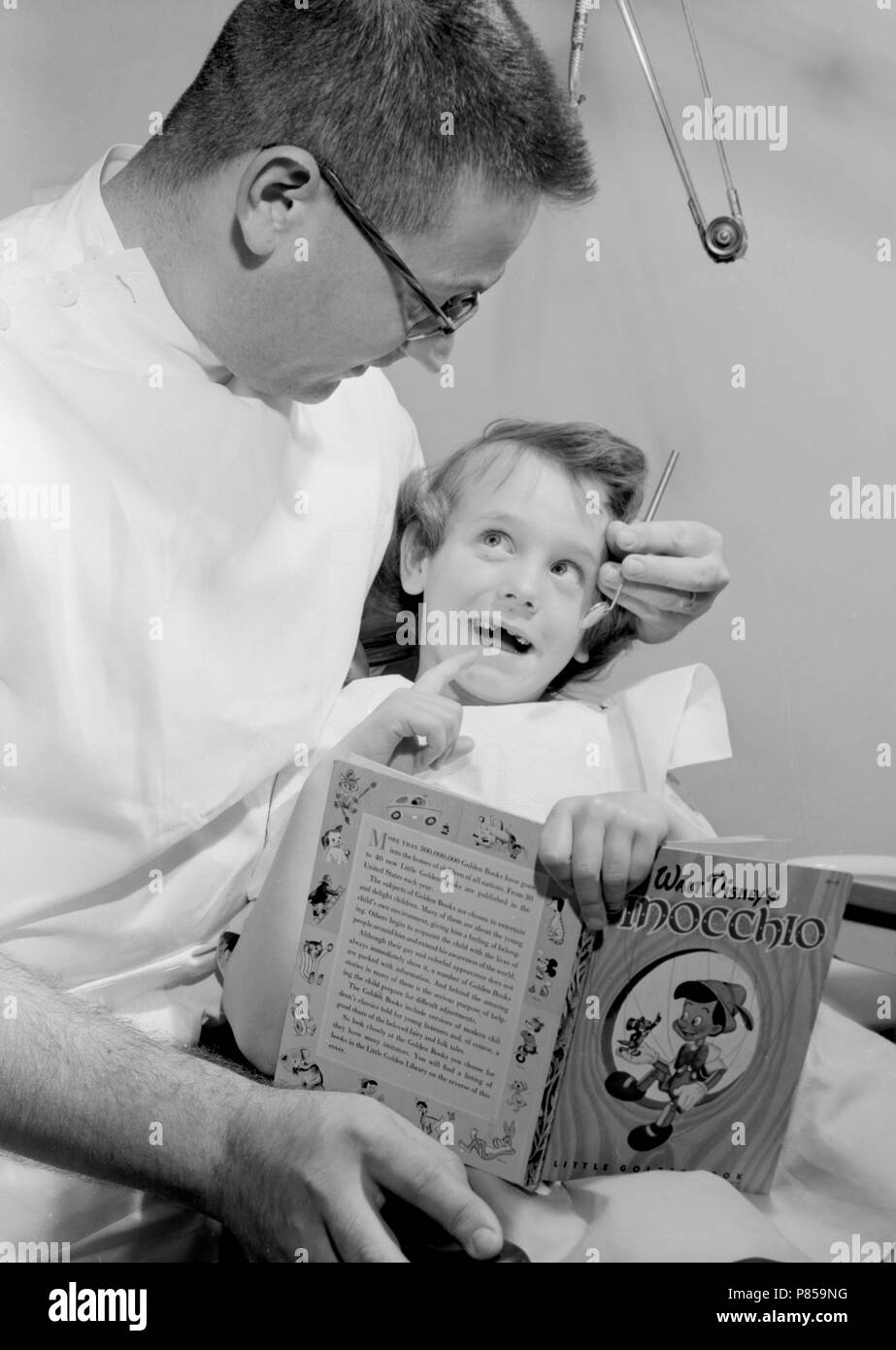 Ein Zahnarzt in Kalifornien kümmert sich um ein kleines Mädchen, Ca. 1955. Stockfoto