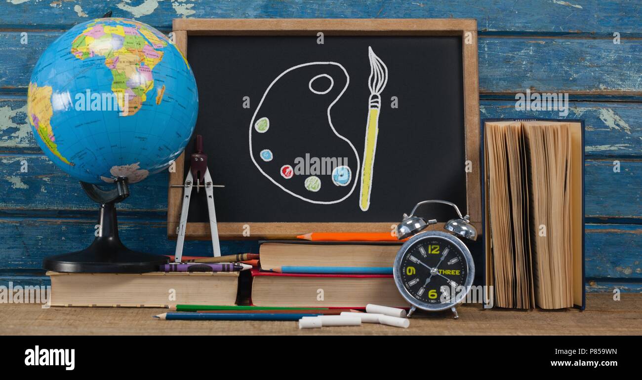 Kunst Palette und Pinsel Bildung Zeichnung auf blackboard für Schule Stockfoto