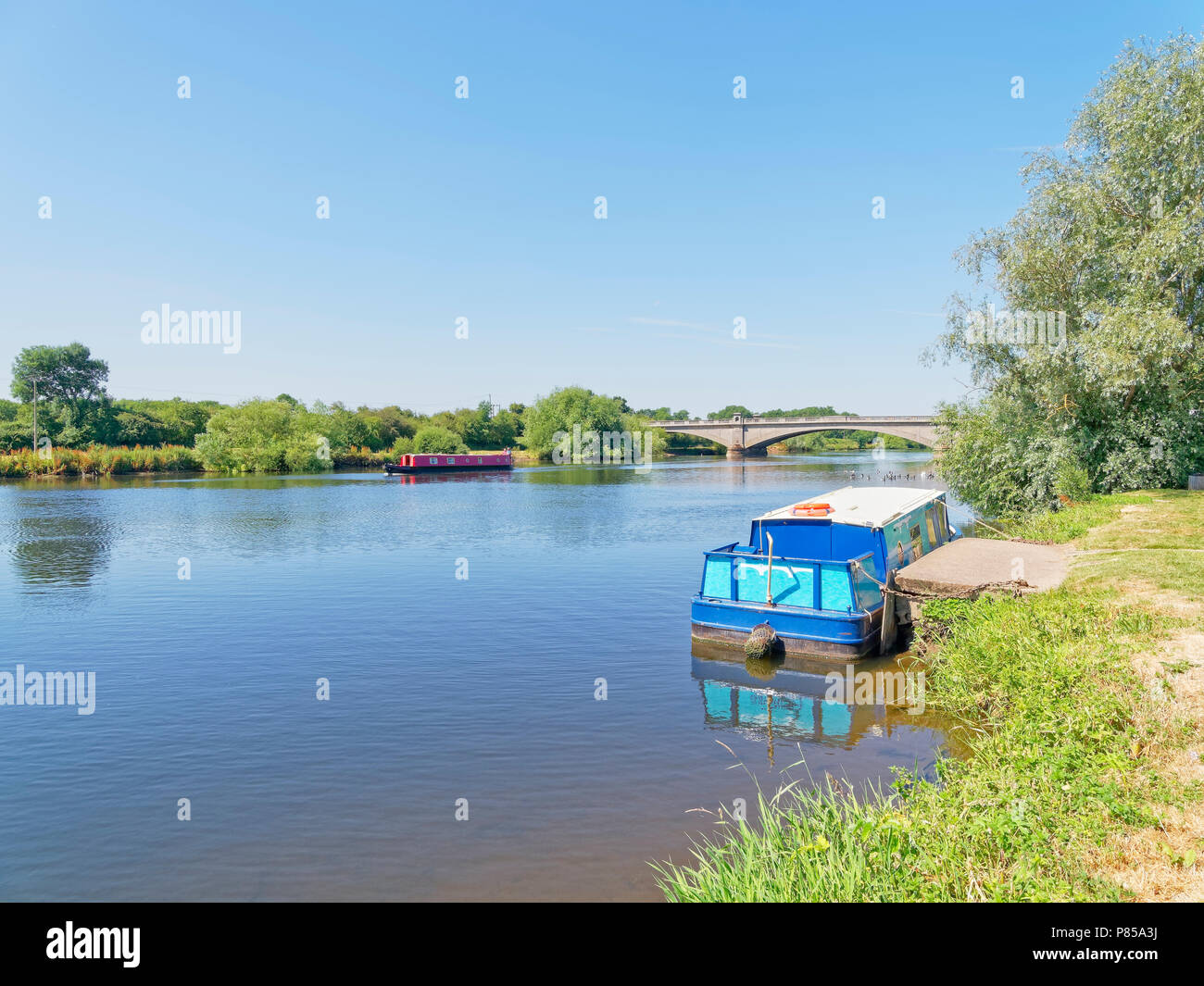 Auf dem Fluss Trent an Gunthorpe ein kleines Schiff auf dem rechten Ufer festgemacht ist, während eine andere seinen Weg macht nachgeschaltete Stockfoto