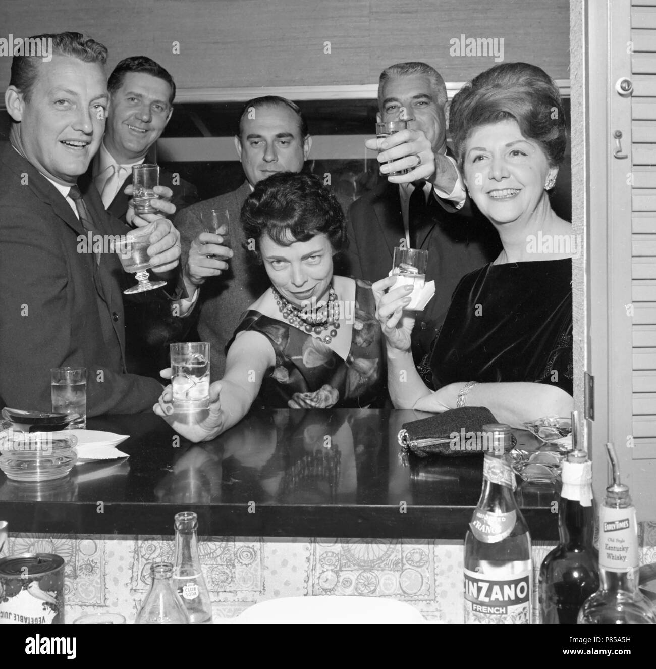 Kalifornische Vorstädter genießen Sie Drinks an einem Haus Terrasse Bar, Ca. 1959. Stockfoto