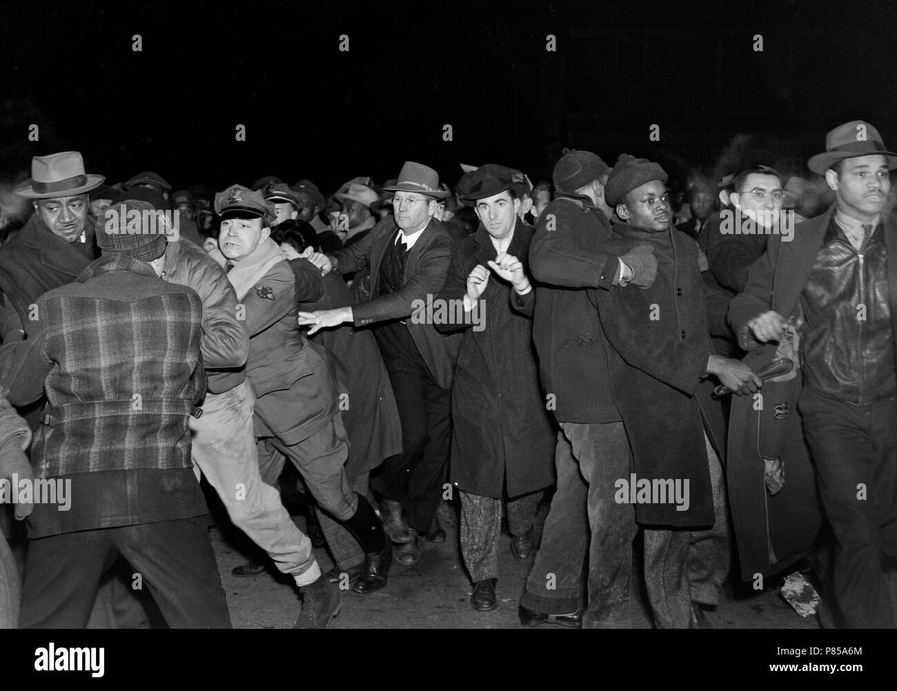 Gedränge bricht zusammen ein streikposten an einem Fleischverpackungbetrieb in Kansas City, MO, Ca. 1946. Stockfoto