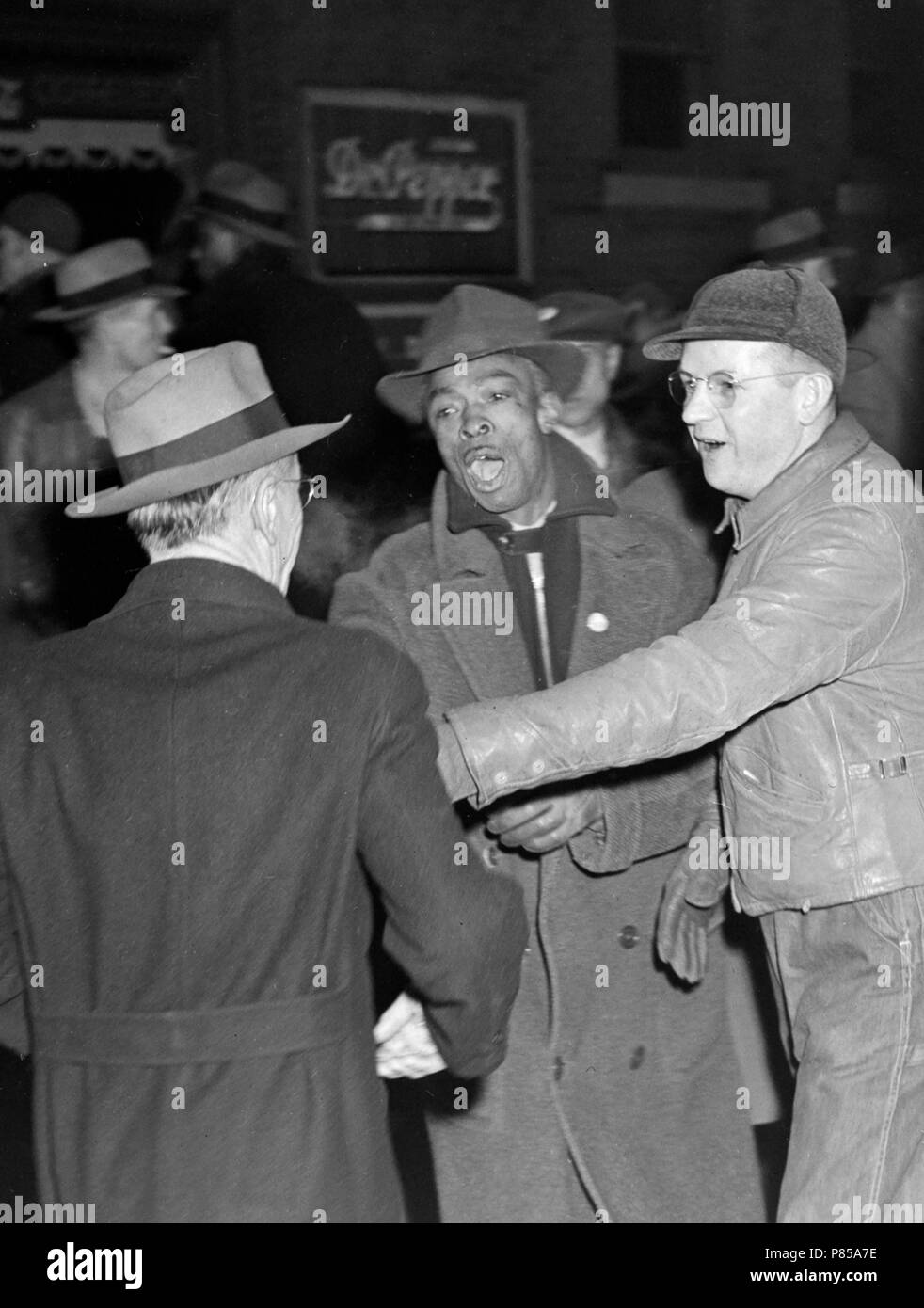 Ein Argument folgt in einem Streikposten vor einem Fleischverpackungbetrieb in Kansas City, MO, Ca. 1946. Stockfoto
