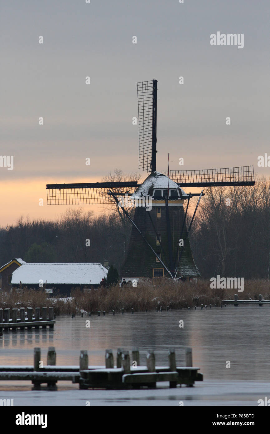 In den Wintern landschap Molen; Windmühle im Winter Landschaft Stockfoto