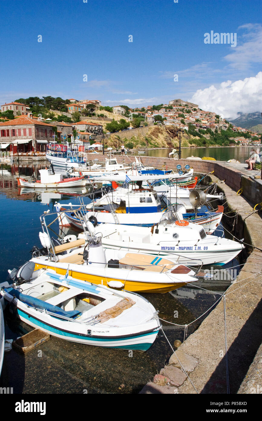 Bootjes in De Haven van Molivos op Lesbos; Boote im Hafen von Molivos auf Lesbos Stockfoto