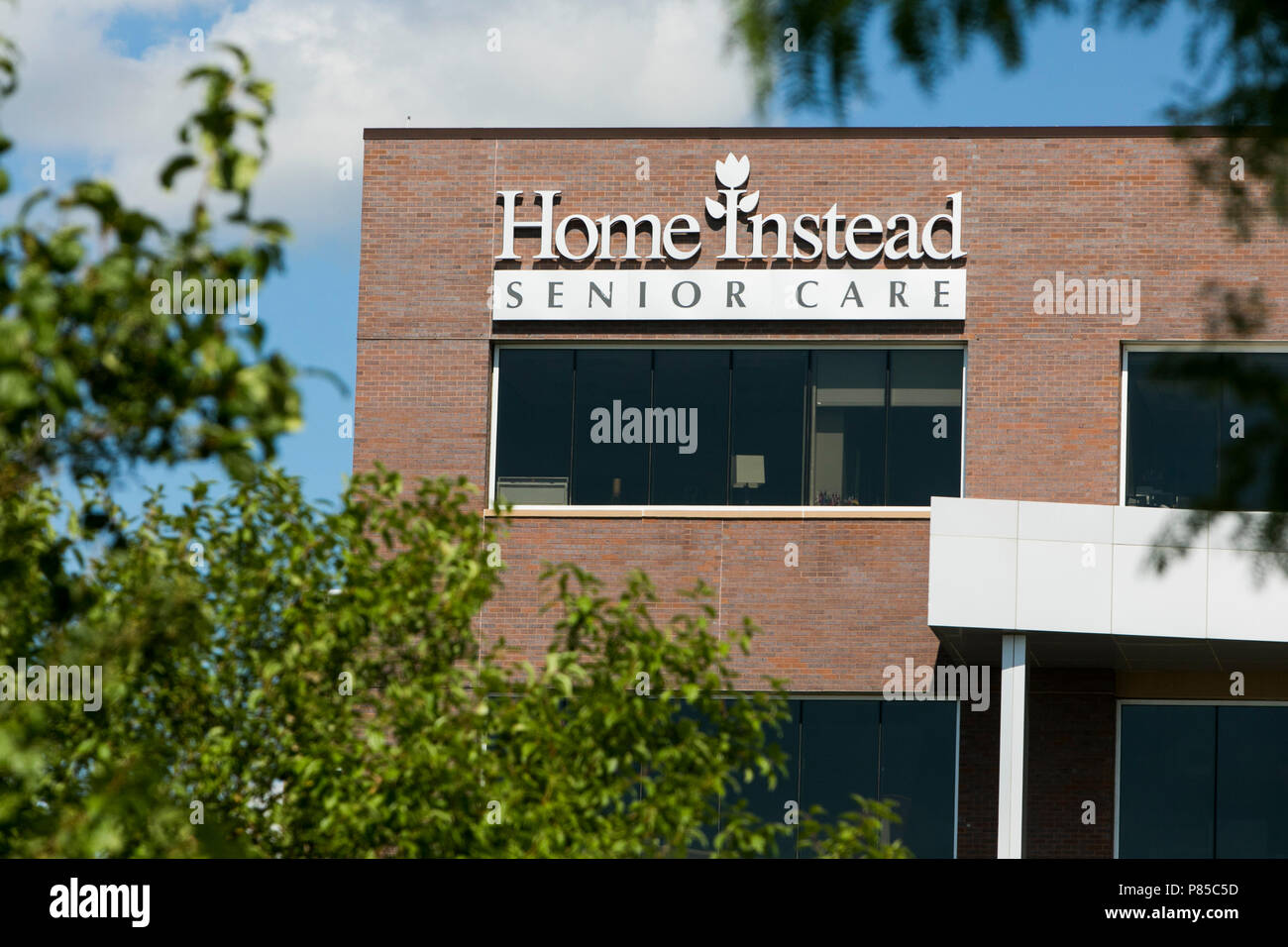 Ein logo Zeichen außerhalb des Hauptsitzes der Home statt Senior Care in Omaha, Nebraska am 1. Juli 2018. Stockfoto