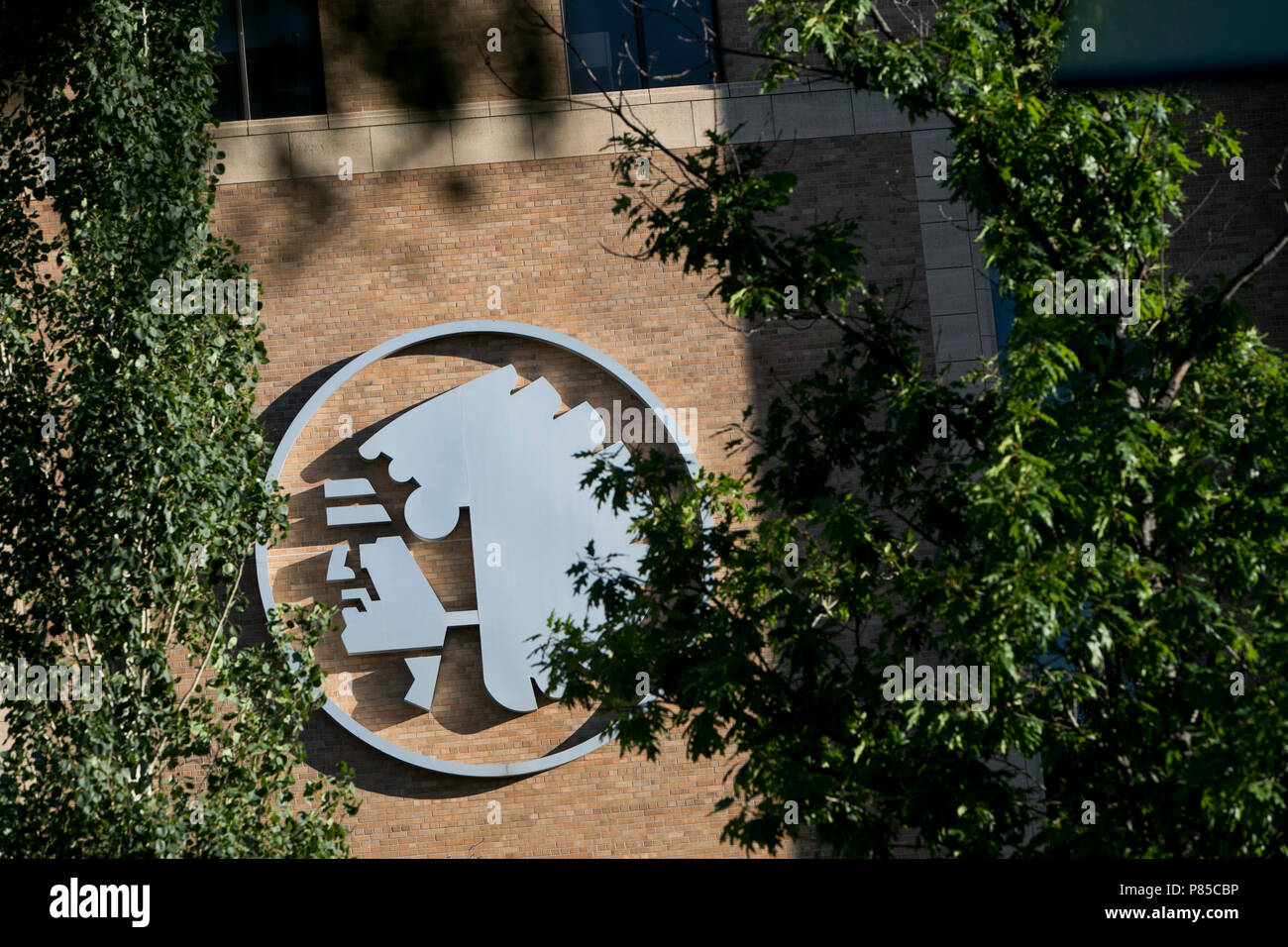 Ein logo Zeichen außerhalb des Hauptsitzes der gegenseitigen Omaha in Omaha, Nebraska am 1. Juli 2018. Stockfoto