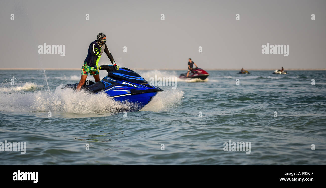 Jet Ski auf Al Bateen Strand bei Sonnenuntergang Stockfoto