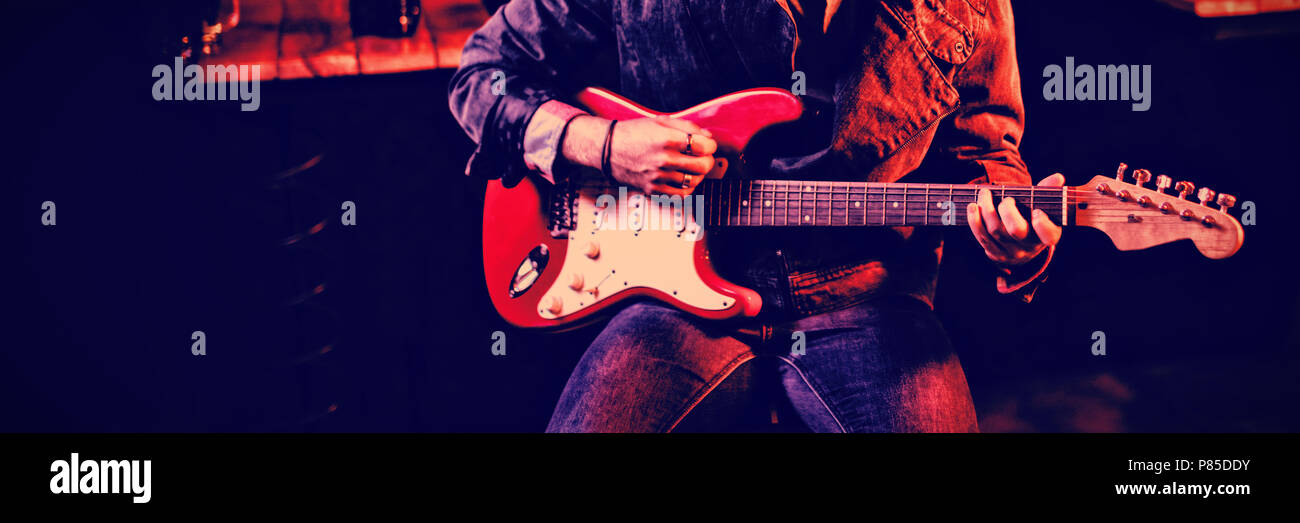 Junger Mann Gitarre spielen Stockfoto