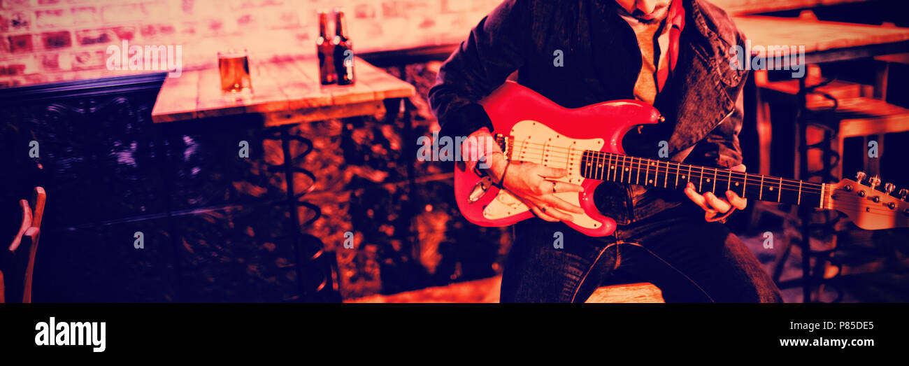 Junger Mann Gitarre spielen Stockfoto