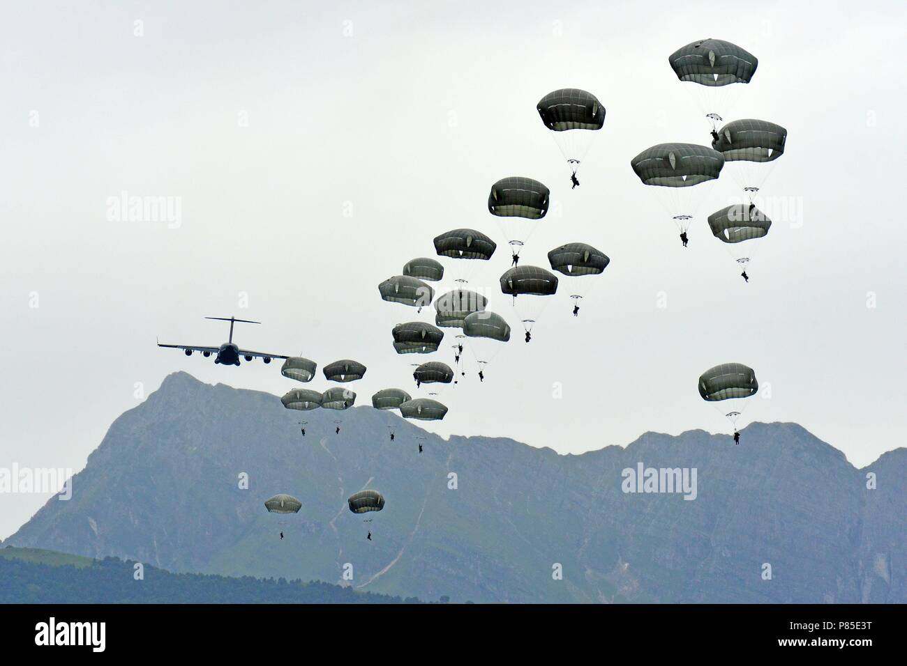 Us-Armee Fallschirmjäger, die den zweiten Bataillon, 503Rd Infanterie Regiment, 173Rd Airborne Brigade, Ausfahrt a C-17 Globemaster III bei Julia Drop Zone in Pordenone, Italien, 13. Juni 2018, während der Übung Bajonett Streik Ost, 13. Juni 2018 vergeben. Die 173Rd Airborne Brigade ist der US-Armee Contingency Response Force in Europa, die in der Projektion bereit Kräfte überall in den USA in Europa, Afrika oder Verantwortungsbereich Zentrale Befehle". (U.S. Armee Foto von Paolo Bovo). () Stockfoto