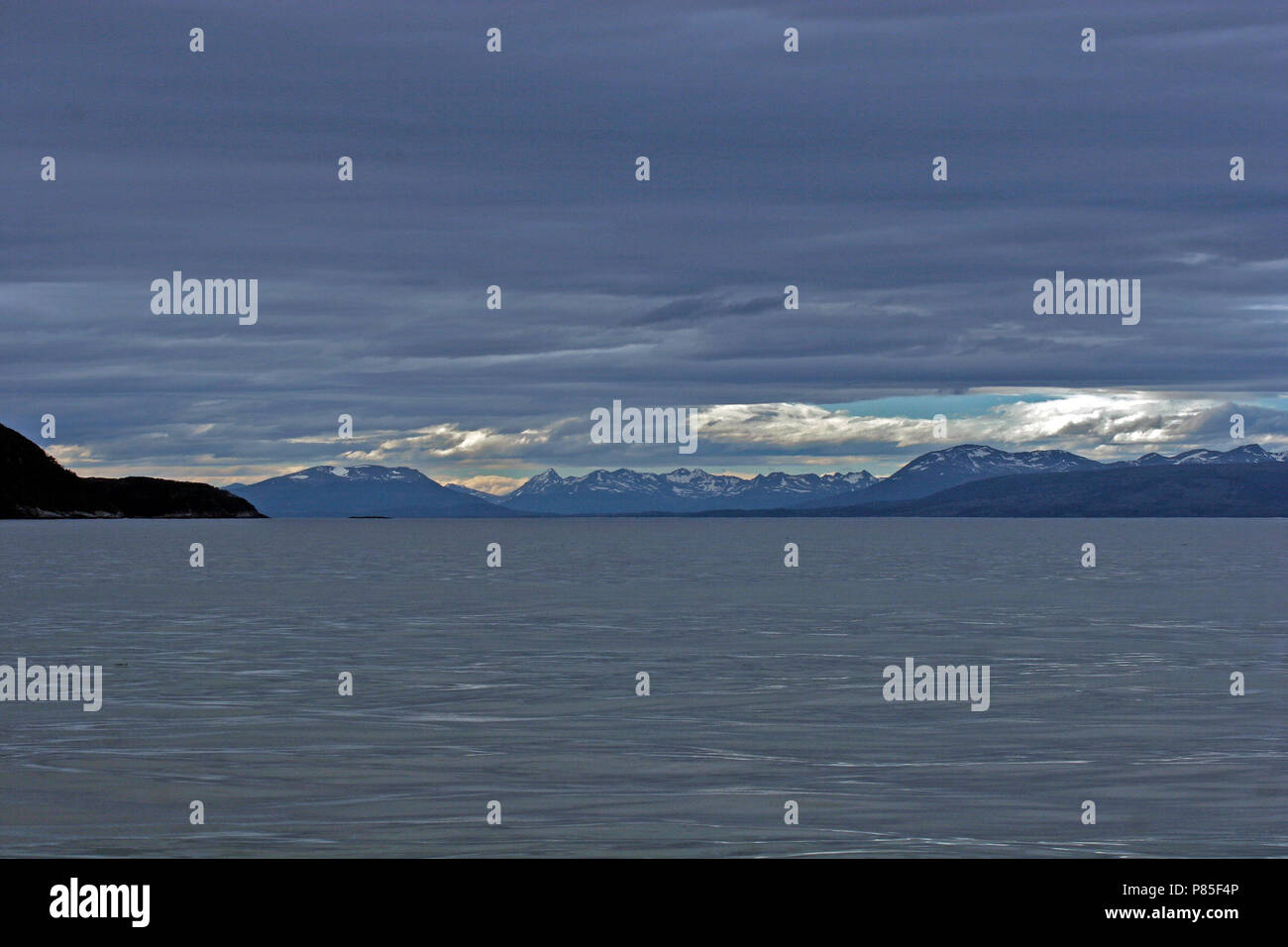 Beagle Kanal Landschaft, in der Tierra del Fuego Archipel von Argentinien in der äußersten Südspitze von Südamerika zwischen Chile und Argentinien. Stockfoto