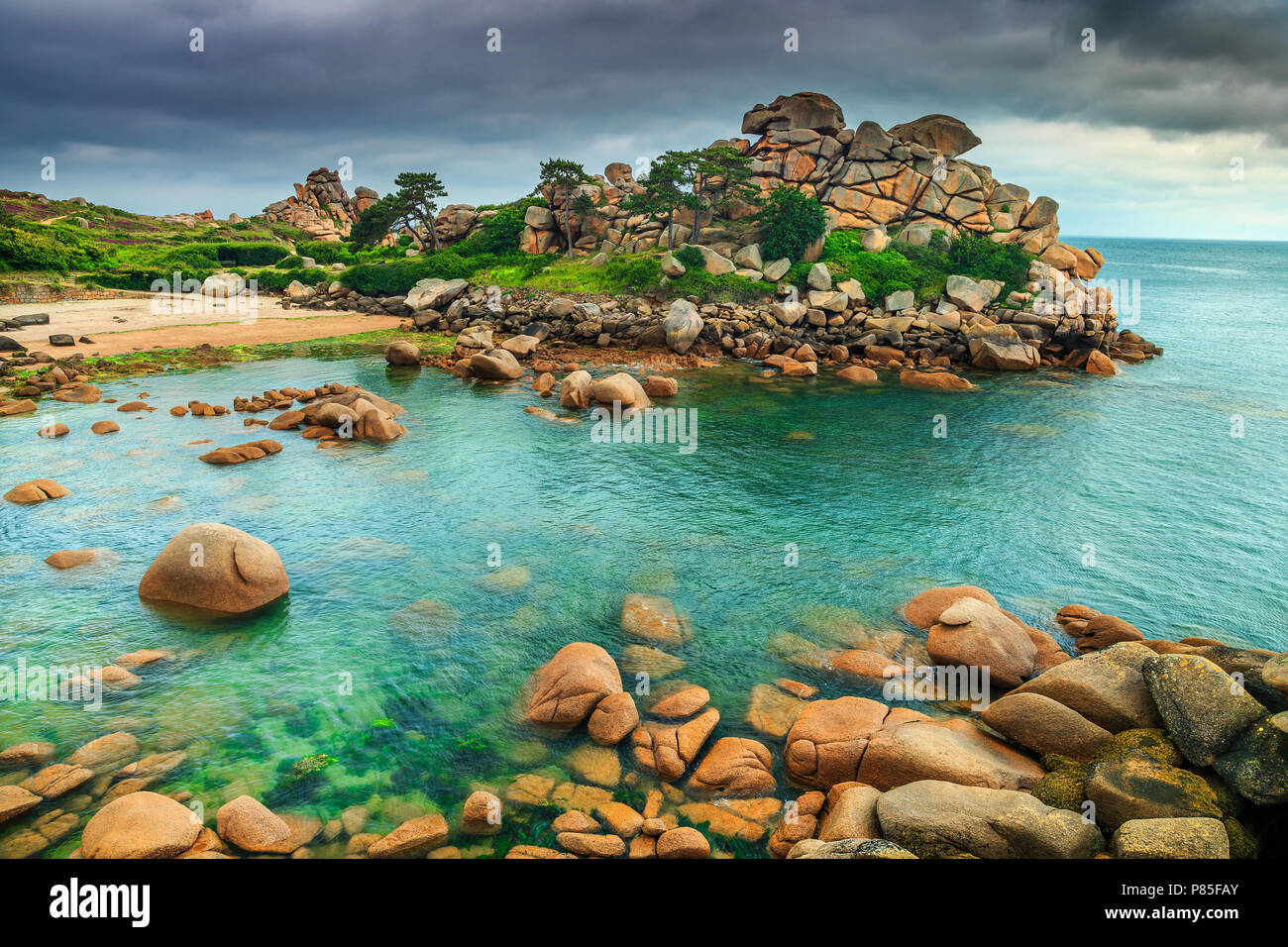 Atemberaubende Meer Küste mit farbigen Felsen und spektakulären Strand, Perros-Guirec, Bretagne, Frankreich, Europa Stockfoto