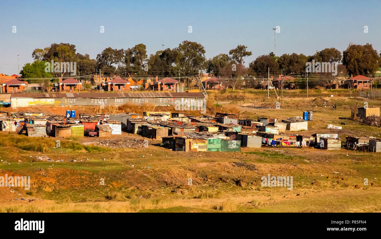 Johannesburg, Südafrika, 11. September 2011, Einkommensschwachen informellen Tin shack Gehäuse in städtischen Soweto, Südafrika Stockfoto