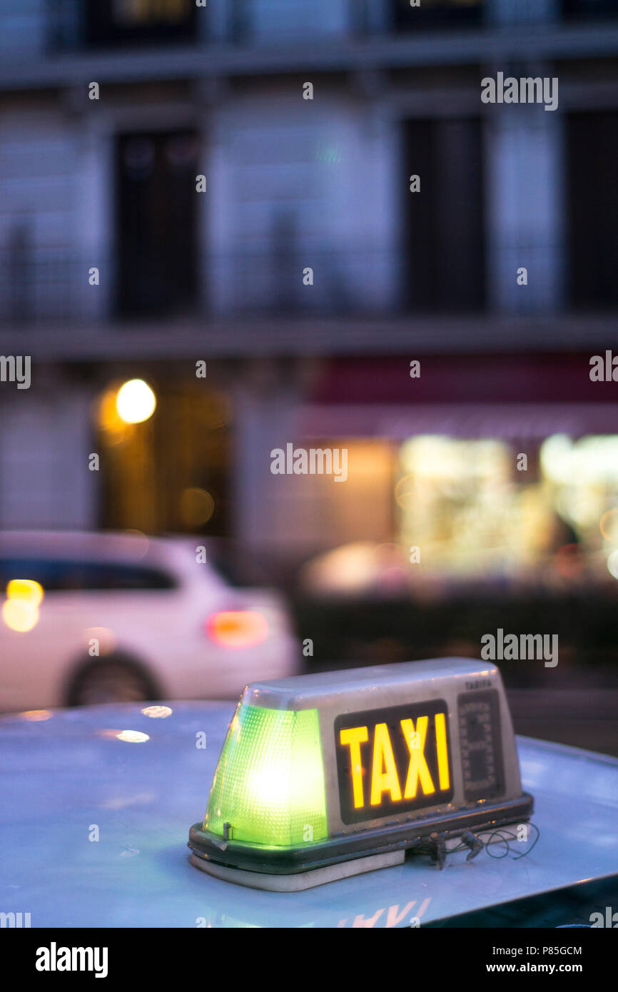 Stadt Straße in Madrid Spanien Taxi bei Licht grün leuchten Stockfotografie  - Alamy