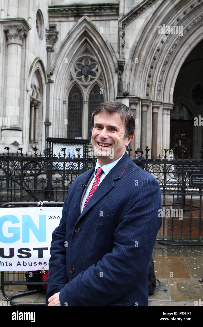 Robert Peston arbeitet für die BBC außerhalb der Royal Courts of Justice. Stockfoto
