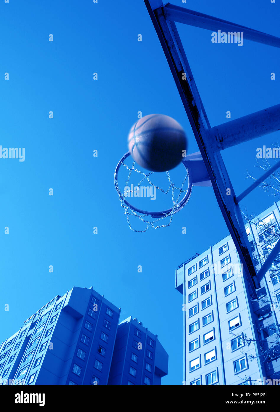 Ein Bild von Basketball Topf und Kugel und Gebäude Stockfoto