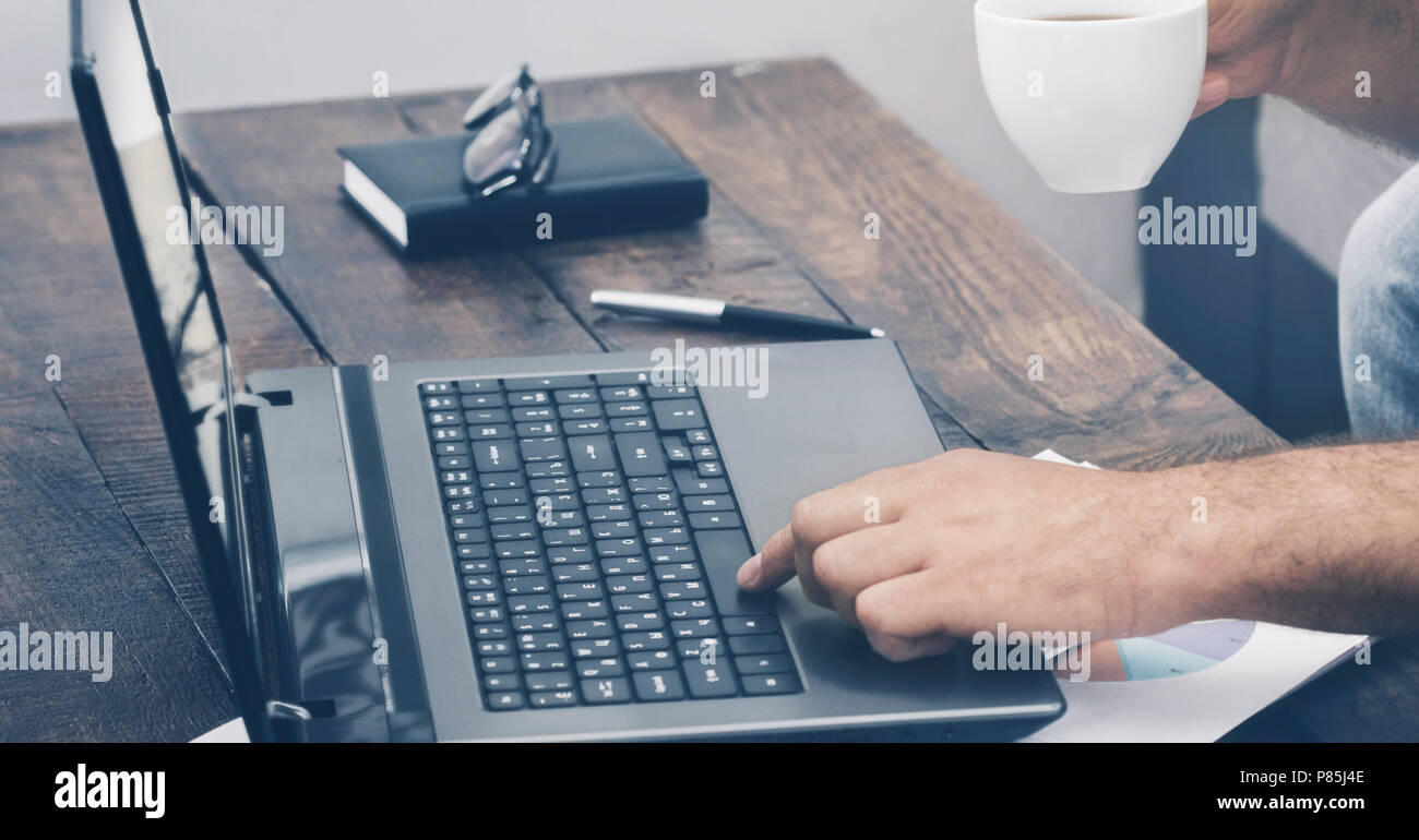 Männer Hände der Texteingabe auf dem Laptop Tastatur zu schließen, Stockfoto