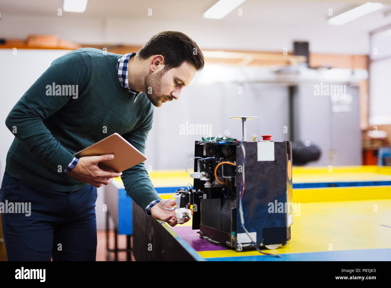 Junger Student der Robotik, die am Projekt Stockfoto