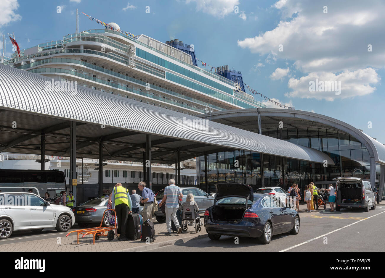 Passagiere der Kreuzfahrtschiffe, die mit dem Auto und Taxi anreisen. Hafen von Southampton, England, Großbritannien Stockfoto