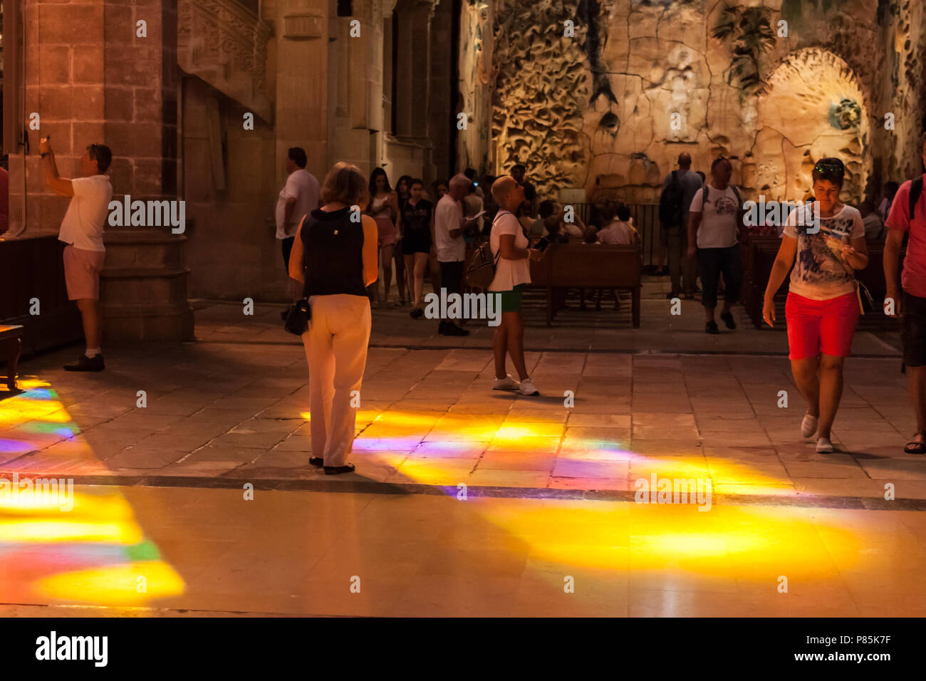 PALMA, MALLORCA, SPANIEN - 23. JUNI 2018: Touristen im Inneren der Kathedrale Santa Maria von Palma, auch als La Seu bekannt. Palma De Mallorca, Spanien Stockfoto