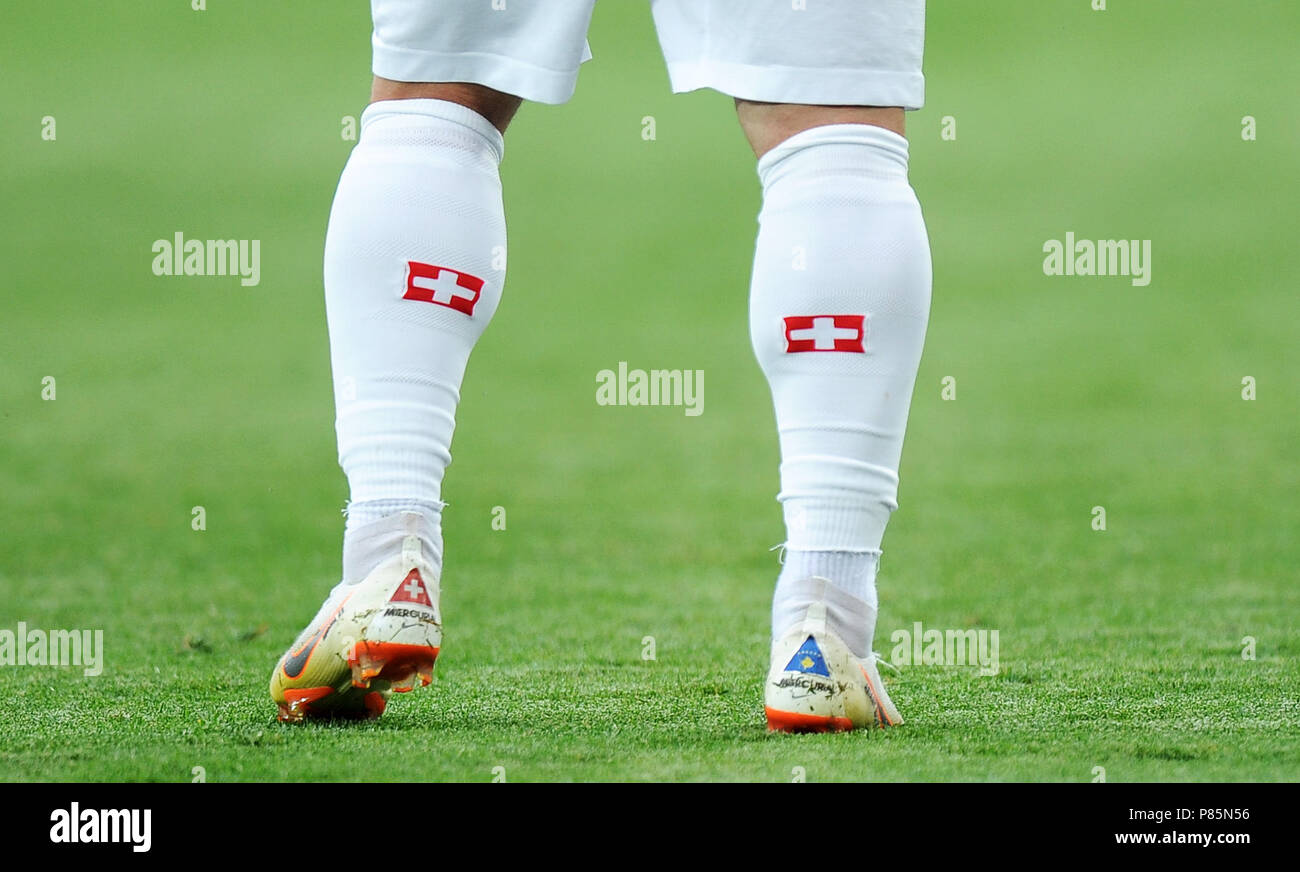 KALININGRAD, Russland - Juni 22: Schuhe von Xherdan Shaqiri der Schweiz Die  Schweiz und Kosovo Flaggen während der FIFA WM 2018 Russland Gruppe E  Übereinstimmung zwischen Serbien und der Schweiz auf Kaliningrad