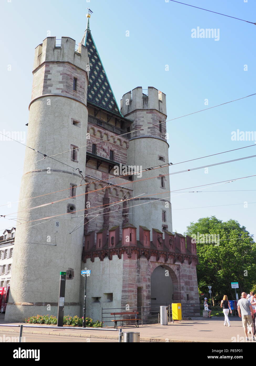 BASEL, SCHWEIZ, Juli 2017: Tor der Spalen der Europäischen 14. Jahrhundert Stadtmauern mit klaren blauen Himmel in warmen sonnigen Sommertag - Vertikal. Stockfoto