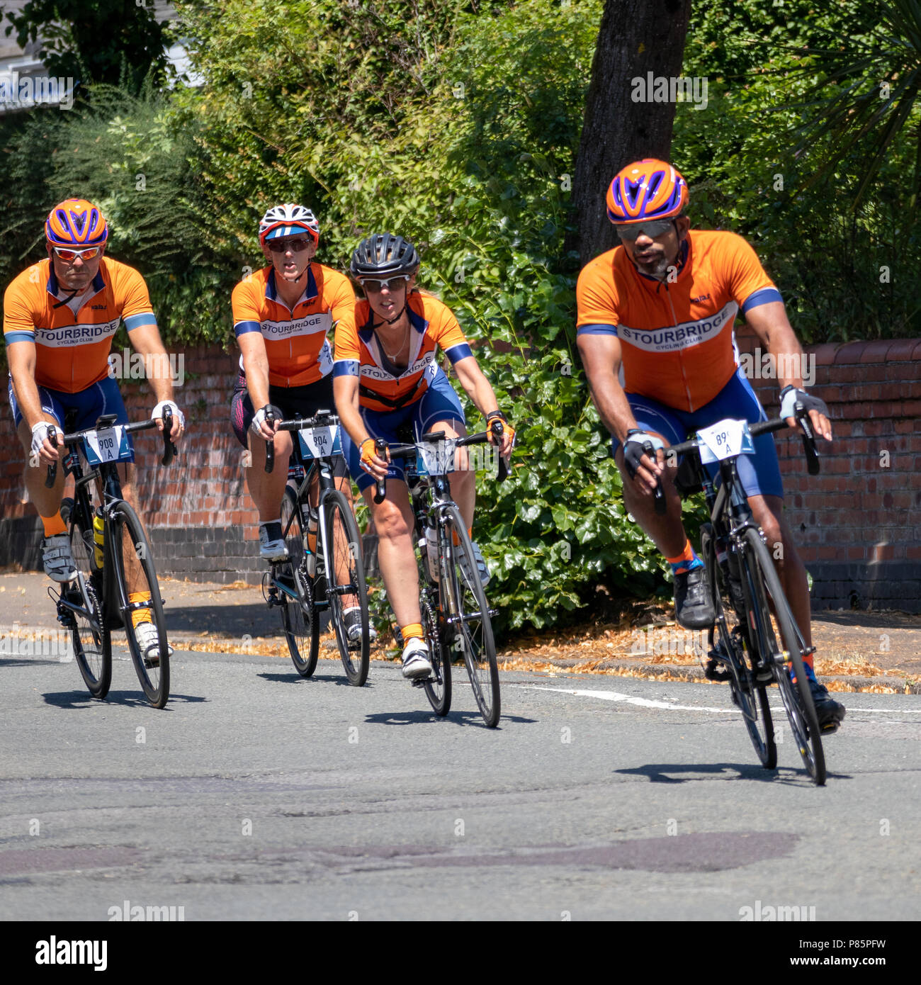 CARDIFF, WALES/UK - 8. JULI: Radfahrer in der velothon Radfahren Veranstaltung in Cardiff Wales am 8. Juli 2018. Vier nicht identifizierte Personen Stockfoto