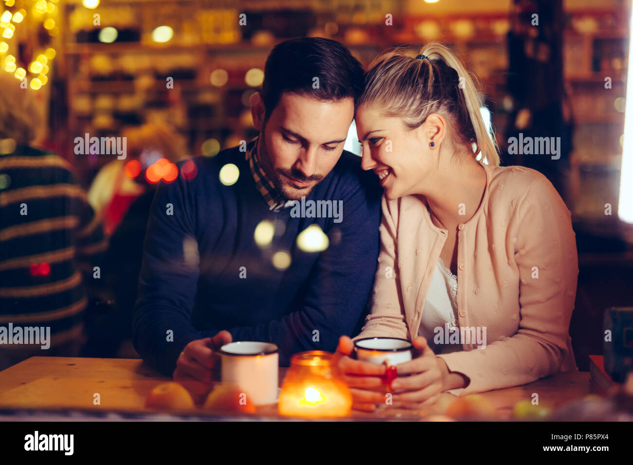 Romantisch zu zweit aus dem Pub in der Nacht Stockfoto