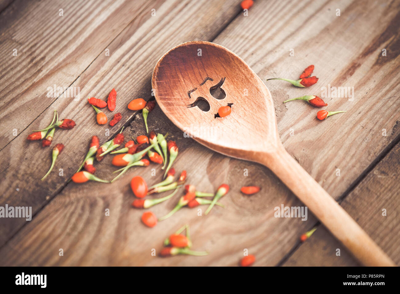 Goji-Beeren auf einem hölzernen Hintergrund Stockfoto