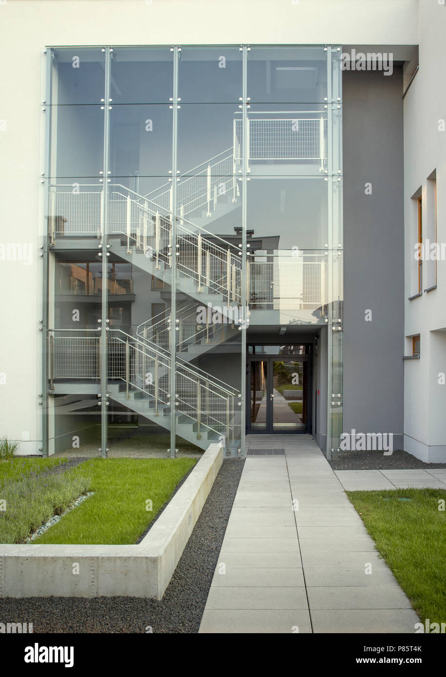 Treppenhaus eines modernes Wohnhaus Stockfoto