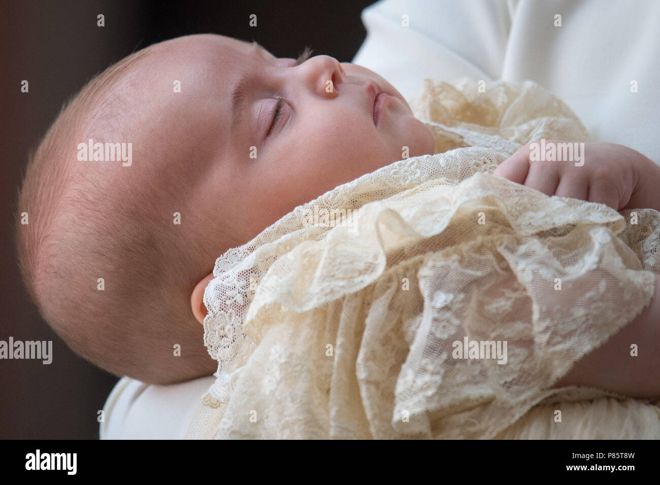 Die Herzogin von Cambridge führt Prinz Louis, wie sie für seine Taufe service an der Chapel Royal, St James's Palace, London, die ankommen. Stockfoto