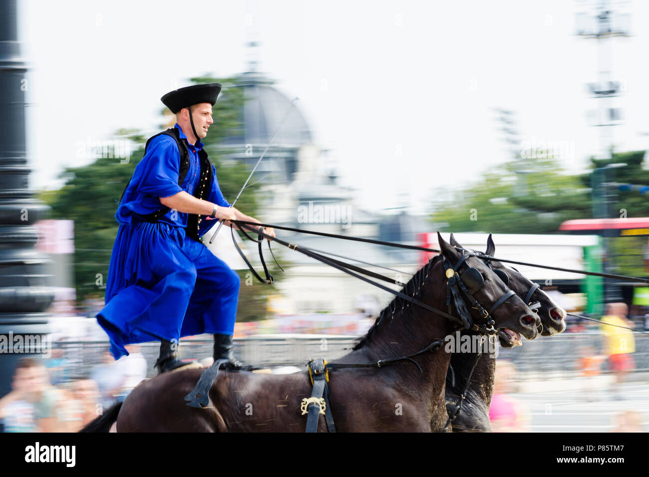 Panning Schuß einer Reiterin stehend auf dem Rücken der Pferde während des kulturellen Erbes Tage Festival in der Heldenplatz, Budapest, Ungarn Stockfoto