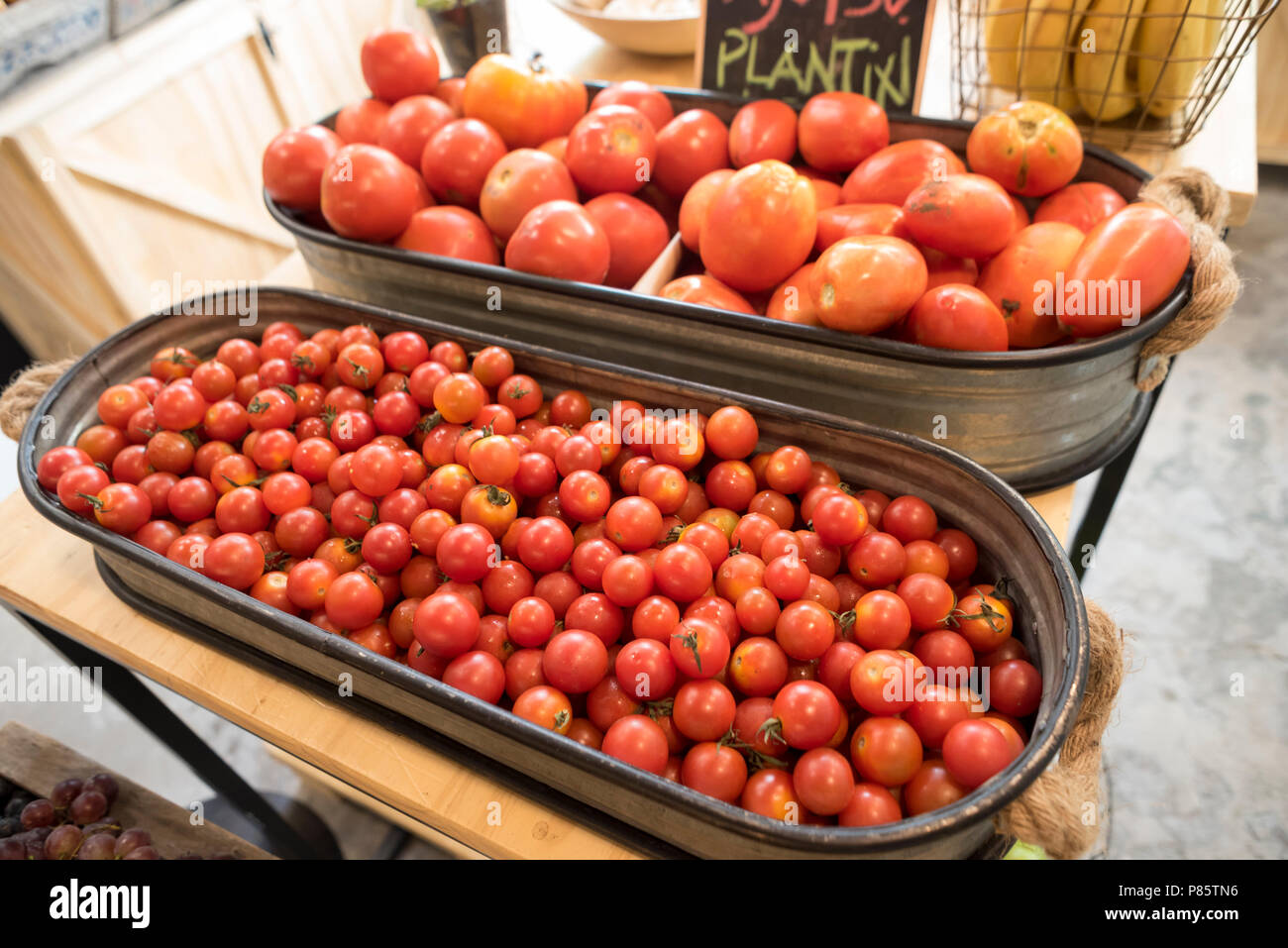 Rote Tomaten Anzeige im Lebensmittelmarkt, Bio Tomaten Boxen für Verkauf an natürliche pflanzliche Shop. Gesunde Ernährung Lebensmittel Zutaten. Stockfoto