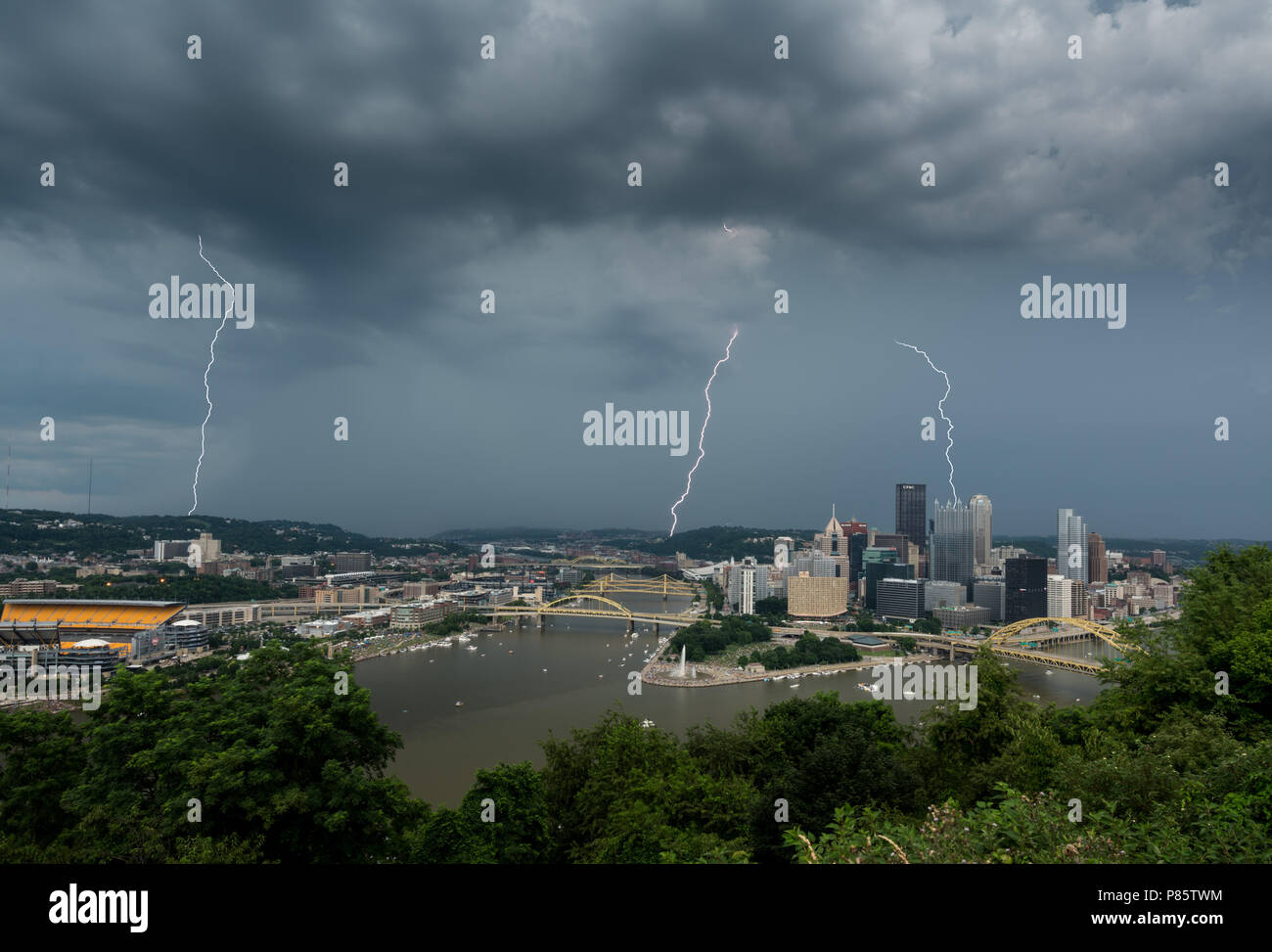 Gewitter über stadtbild von Pittsburgh aus Mt Washington übersehen Stockfoto