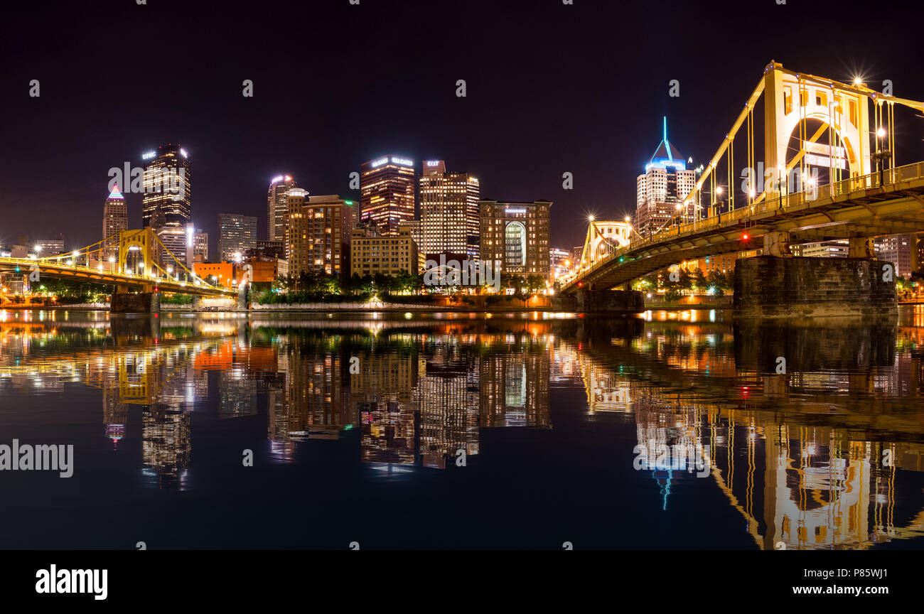Die Skyline von Pittsburgh bei Nacht Stockfoto