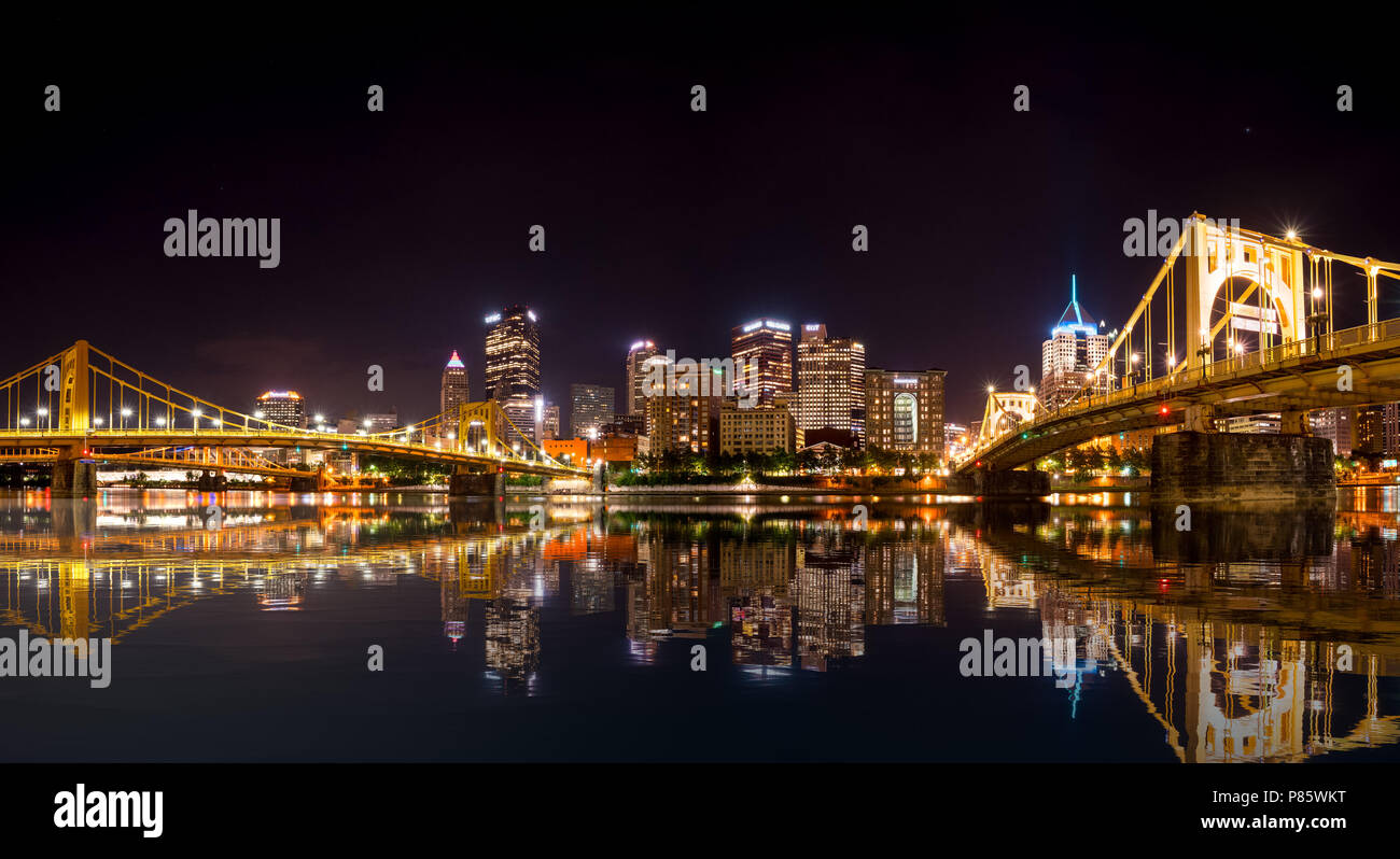 Die Skyline von Pittsburgh bei Nacht Stockfoto