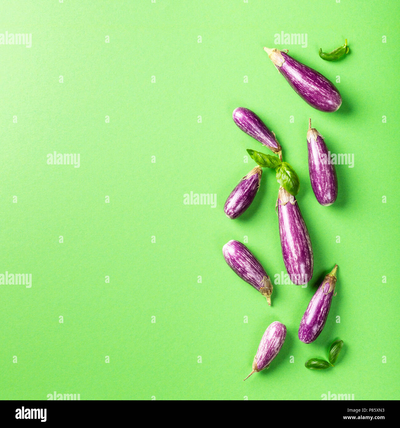 Haufen kleine Aubergine oder Aubergine Stockfoto
