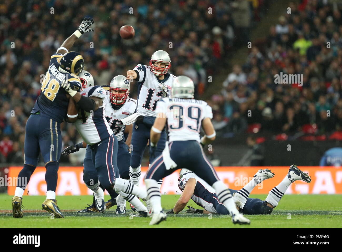 New England Patriots Quarterback Tom Brady sieht für den Pass im vierten Quartal gegen die St. Louis Rams während der NFL International Series Spiel 2012 im Wembley Stadion 28. Oktober. Tom Brady ist die erfolgreichste Quarterback in der NFL Geschichte mit 6 Superbowl Sieger Ringe - - - Foto von Paul Cunningham Stockfoto