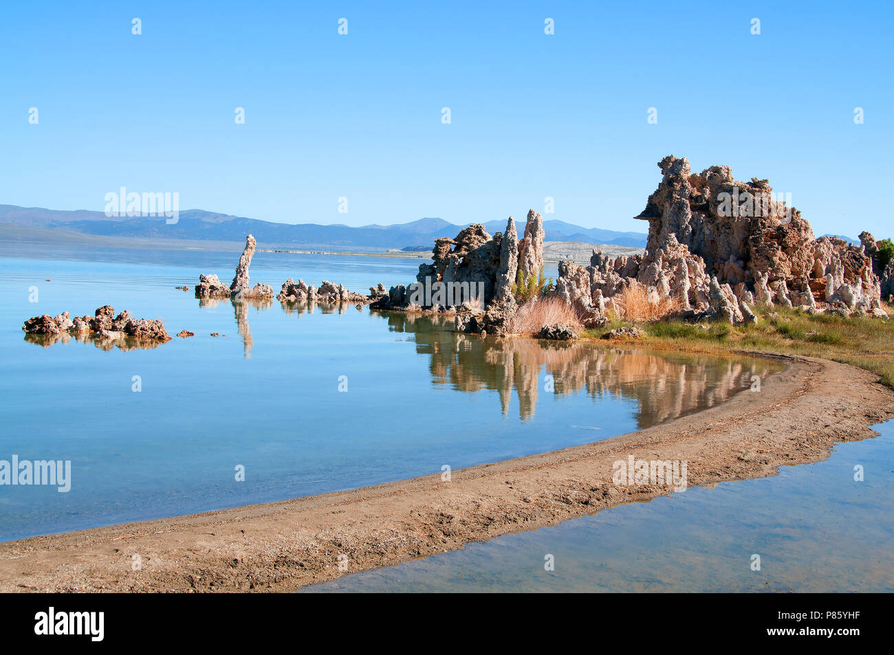 Der Mono Lake auffälligste Merkmal sind die unheimliche Tufa Towers - mineralischen Strukturen durch Süßwasserquellen, Blubbernden durch alkalische Gewässer erstellt. Stockfoto