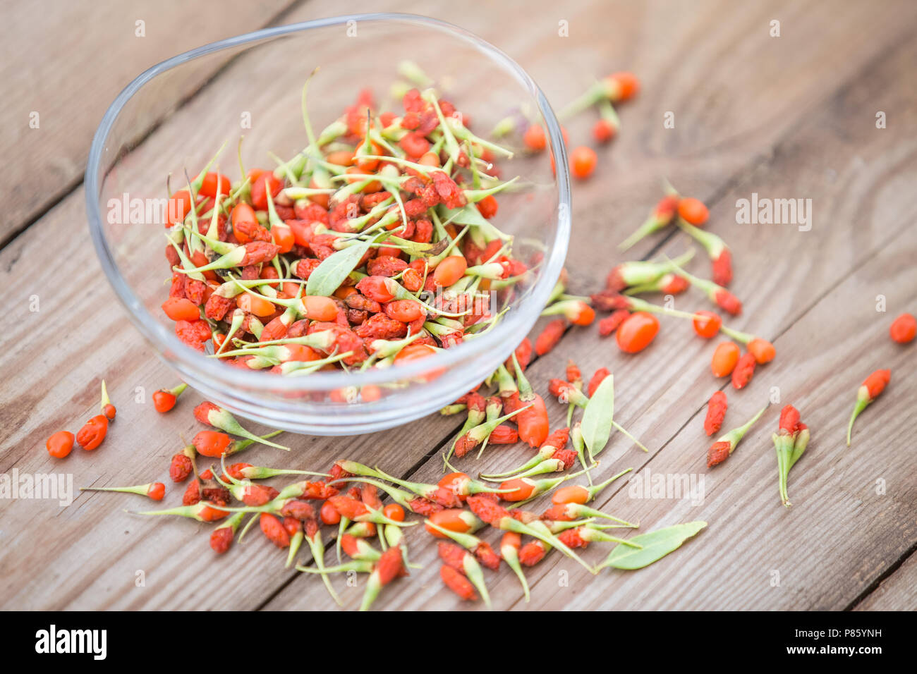 Goji-Beeren auf einem hölzernen Hintergrund Stockfoto