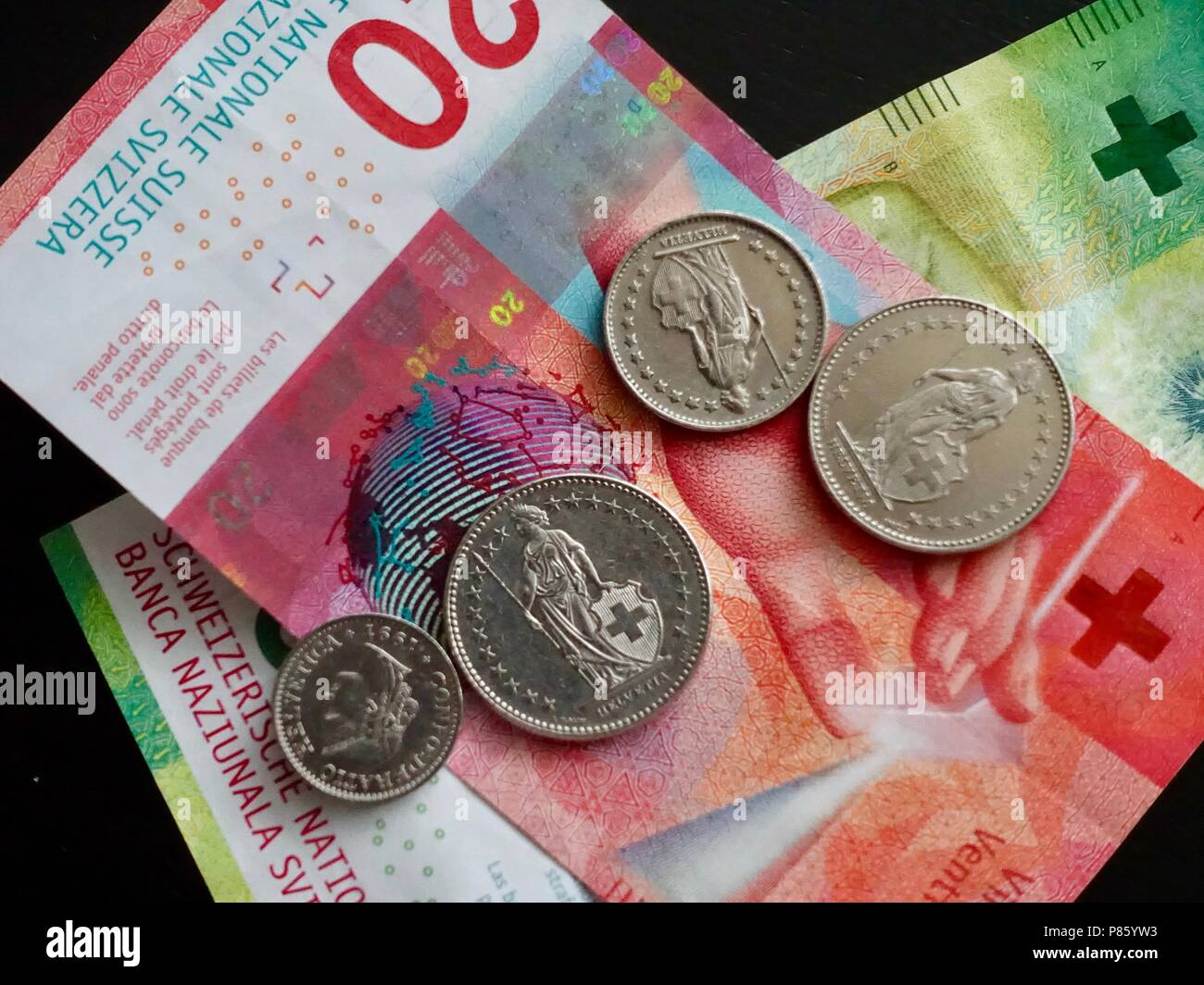 Schweizer Münzen und Geldscheine auf dunklem Hintergrund. Währung in der  Schweiz und Liechtenstein verwendet Stockfotografie - Alamy