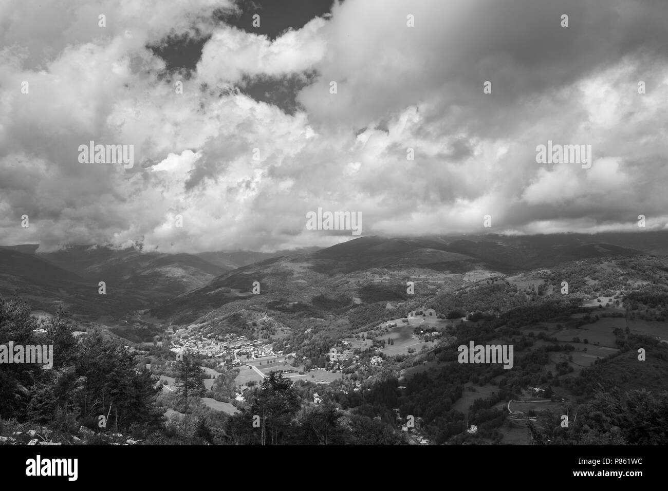 Blick über Camprodon und die umliegende Landschaft von der Aufstieg zum Ermita Sant Antoni, St. Anthonys Hermitage, Katalonien, Spanien Stockfoto