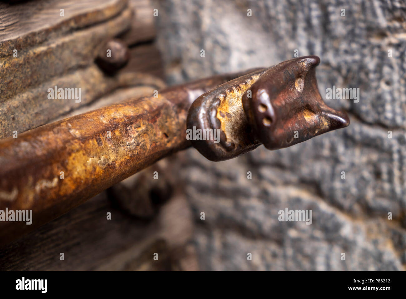 Details der Ranken und Bügeleisen Schraube an der Tür der Kirche Sant Esteve in Llanars, Katalonien, Spanien Stockfoto